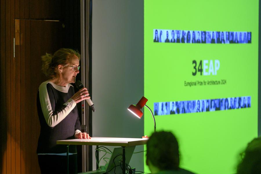 Andrea Croe aan het woord tijdens EAP24