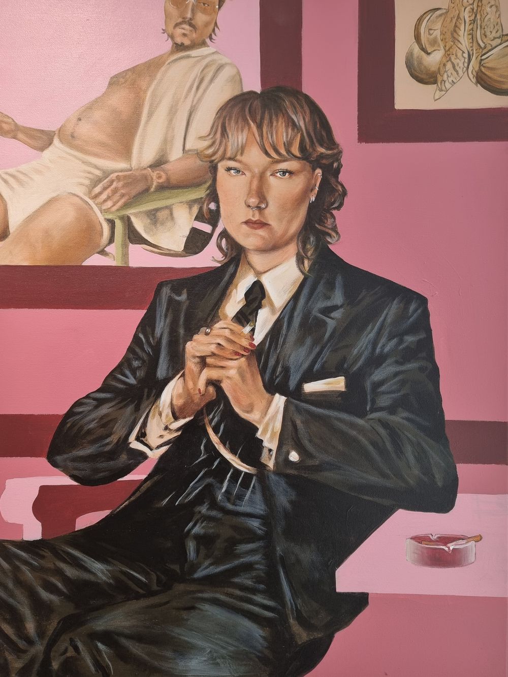 Schilderij van een vrouw zitten op een stoel voor een roze vlak