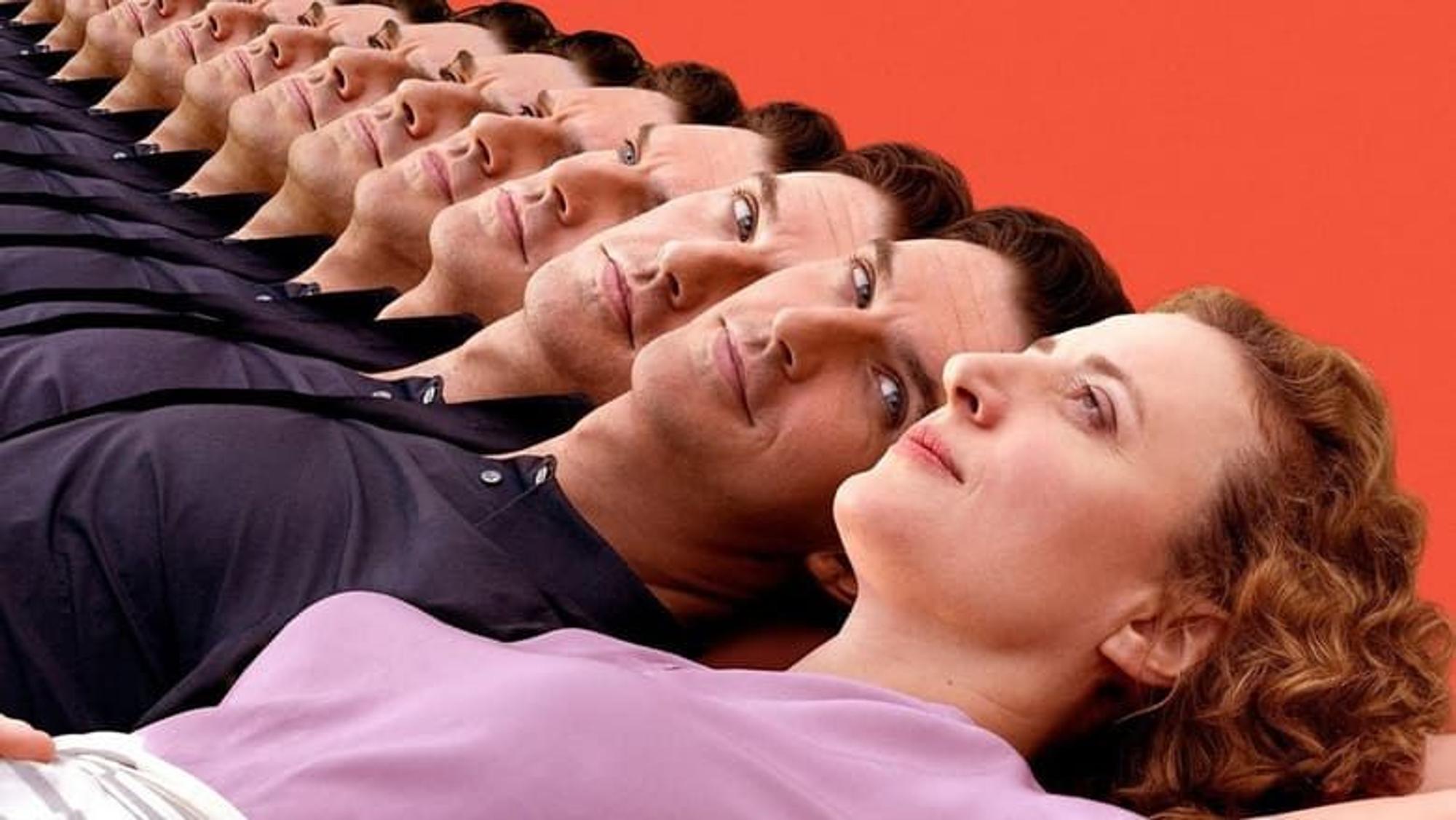 Een vrouw en man die op de grond liggen. De vrouw kijkt naar boven, de man naar de vrouw. De man wordt een paar keer herhaald naast elkaar getoond, alsof er met spiegelreflectie gewerkt wordt, maar dan heeft de man bij elke versie een andere gezichtsuitdrukking. 
