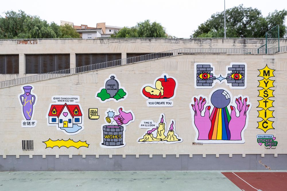 Kunstwerk van Irene Fresh op een sportmuur, opgebouwd uit kleurrijke stickerachtige illustraties en korte teksten over groei, verbeelding en mystiek.