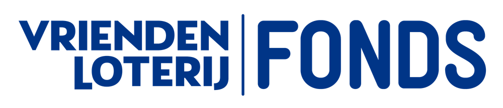 Logo met blauwe tekst: “VriendenLoterij”, gevolgd door een verticale streep en daarna het woord “Fonds”.