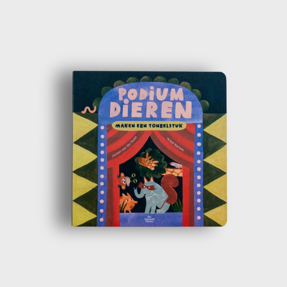 Boekomslag van Podiumdieren maken een toneelstuk van Jeroen van der Hulst en Aniek Bartels. Op de cover staat een kleurrijk theaterpodium met rode gordijnen, waarin verschillende dieren samen een voorstelling lijken op te voeren.