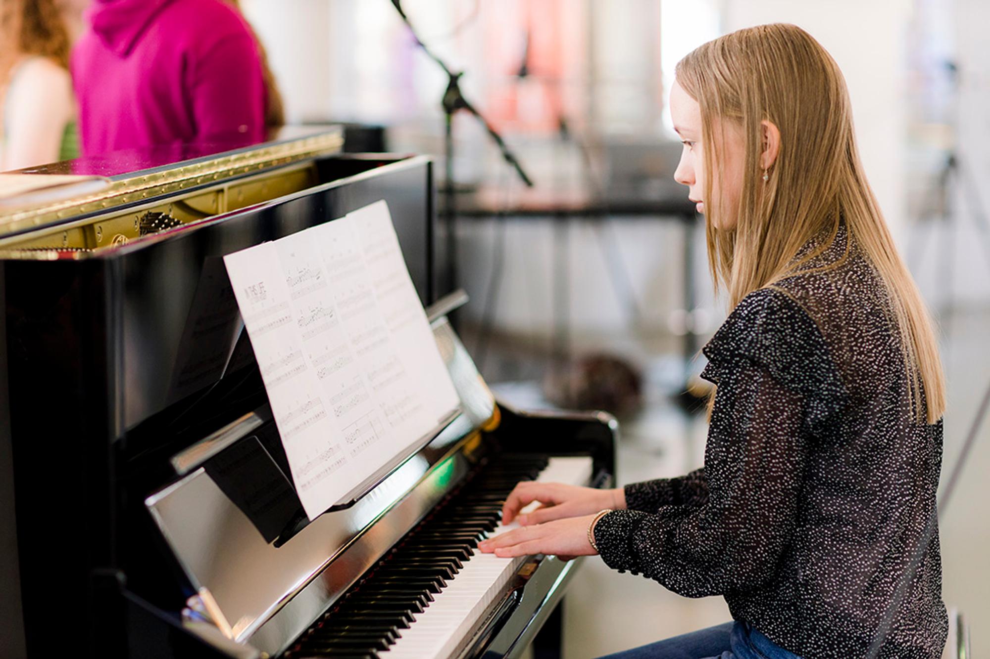 Leerling speelt piano.