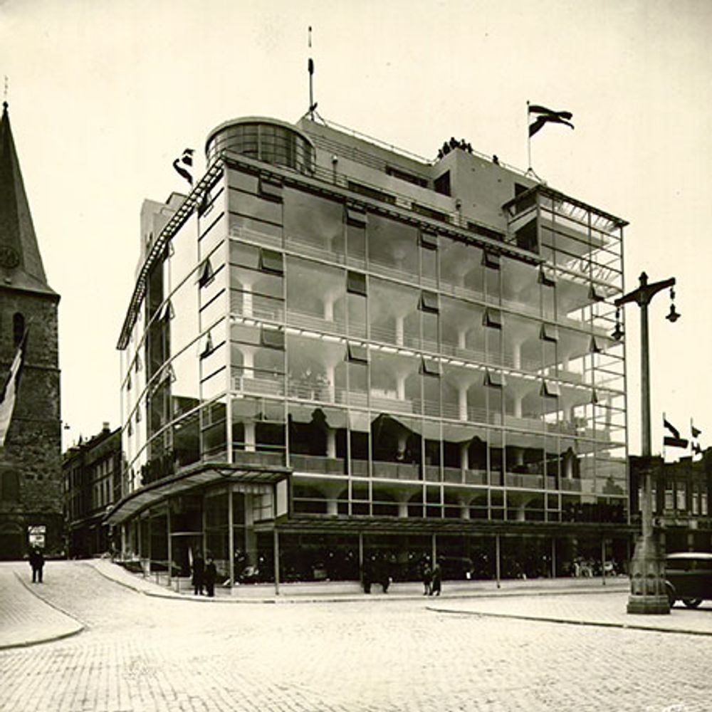 Zwartwit-foto buitenaanzicht SCHUNCK Glaspaleis vanaf Bongerd.