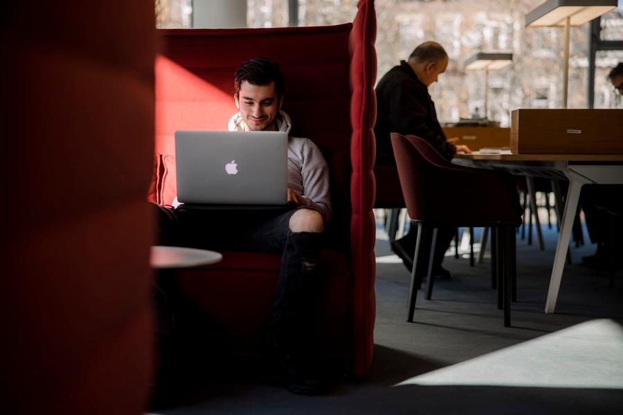 Studieplekken, werkplekken en leestafel SCHUNCK Bibliotheek Heerlen. 