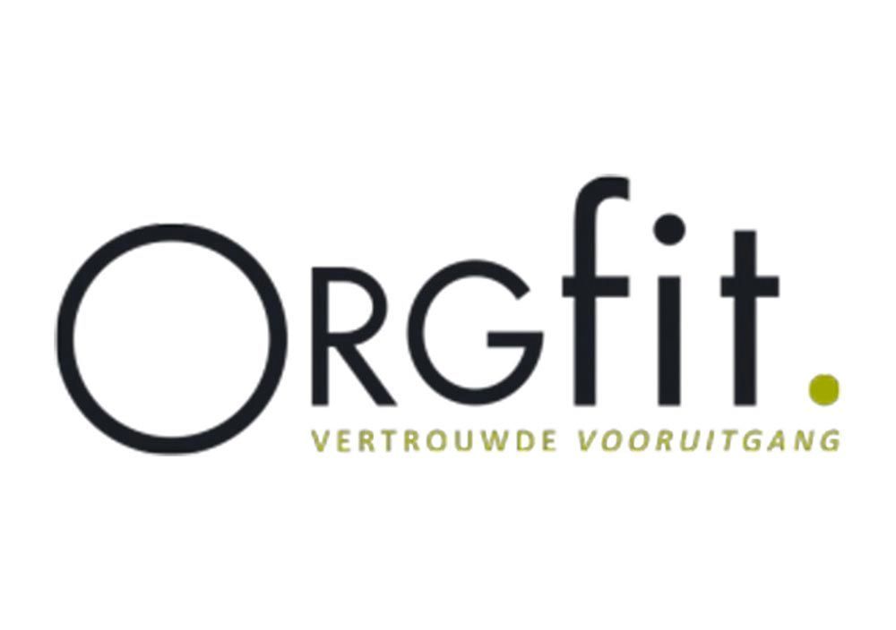 Logo met zwarte tekst: “Orgfit”, waarbij de letter “o” groter is dan de rest. Onder deze tekst staat in groene letters de slogan: “Vertrouwde vooruitgang”.