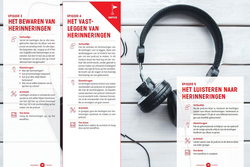 Twee pagina’s uit een educatieve publicatie over herinneringen. Links een opdracht om herinneringen op te schrijven, rechts een opdracht om een podcast te maken. Op de achtergrond ligt een zwarte koptelefoon.