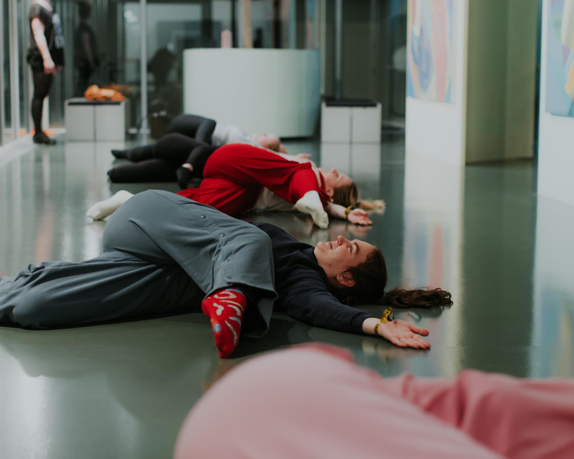SCHUNCK Muziek en Dans Frictions Festival Dansen met Hadassah Emmerich 2025 Danseressen dansen op de vloer van het Atrium voor de kunstwerken van Hadassah Emmerich.