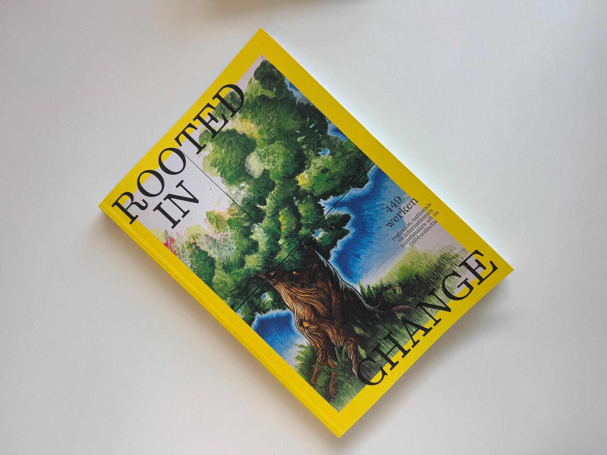 Een felgele publicatie met op de omslag een werk van een grote boom met groene bladeren en diepe wortels tegen een blauwe lucht. Op de voorkant staat in zwarte letters de titel Rooted in Change.