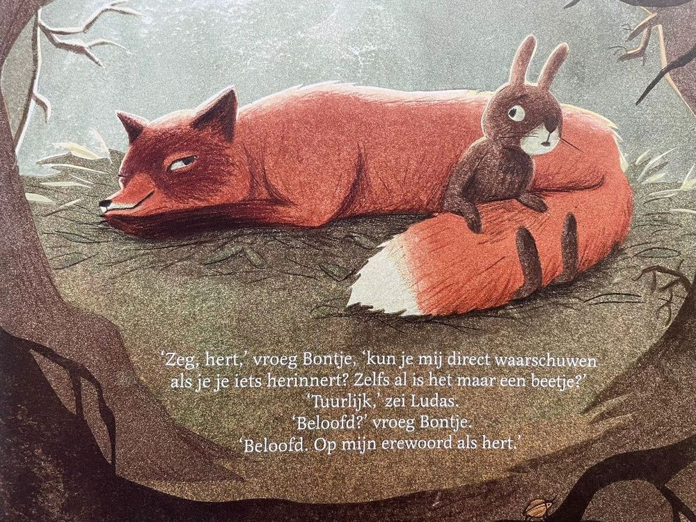 Illustratie uit een prentenboek genaamd Ludas en Bontje van een rode vos die liggend rust in het bos, terwijl een klein konijn op zijn staart zit. Onder de tekening staat een tekstfragment uit het verhaal waarin Bontje en Ludas met elkaar praten.