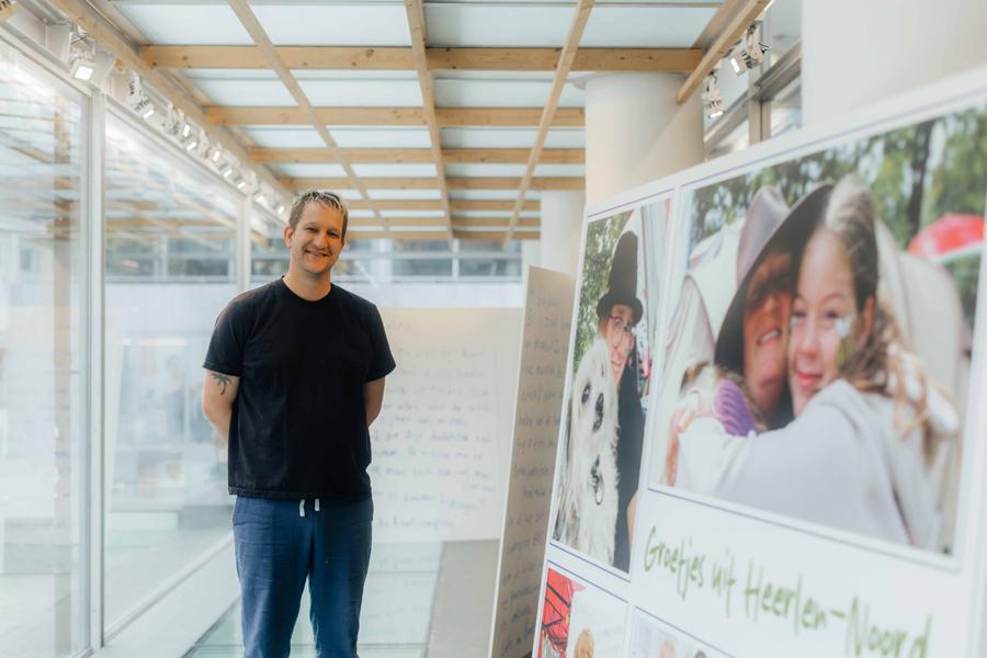 Kunstenaar Maarten bel tijdens de opbouw in de vitrine van SCHUNCK.