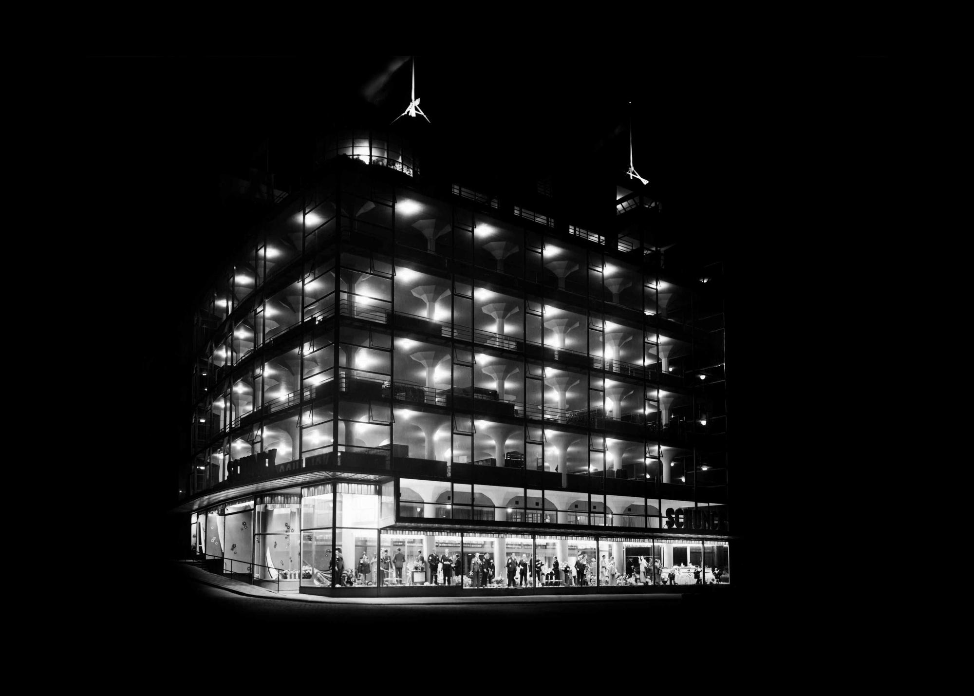 Zwartwit foto van Glaspaleis in de nacht. 