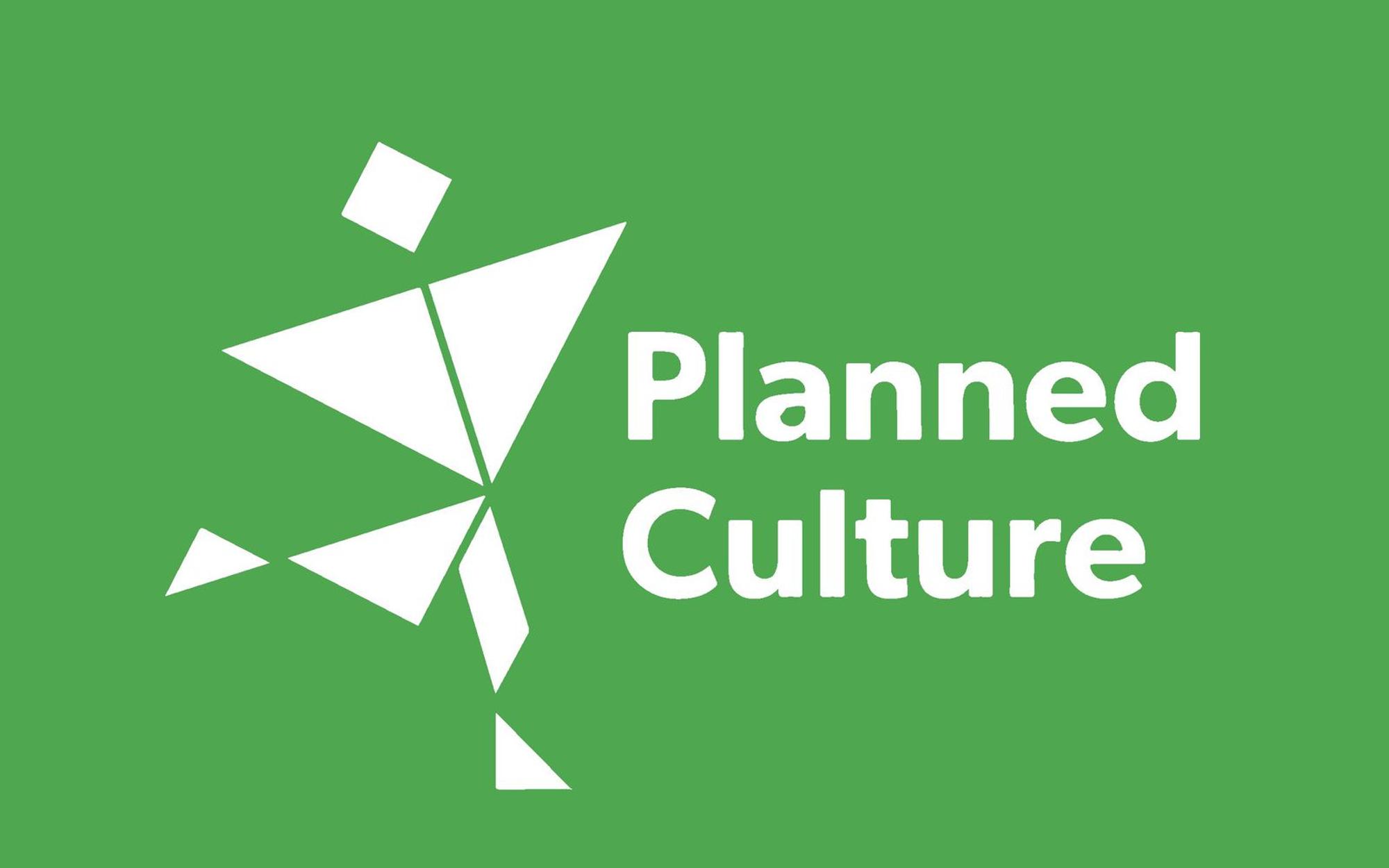 Logo met een groen vlak en witte tekst “Plannend Culture”. Het logo bevat een gestileerd menselijk figuur opgebouwd uit witte vormen, geplaatst links van de tekst.