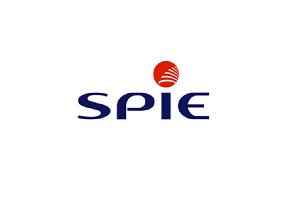 Logo van SPIE met de bedrijfsnaam in blauwe hoofdletters en een rood cirkelvormig symbool erboven met witte gebogen lijnen.
