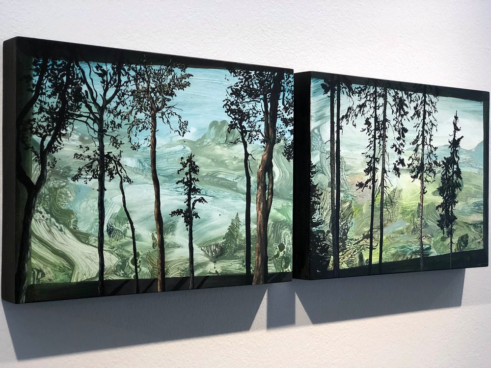 Afbeelding van kunstwerken in de tentoonstelling 'Nomadic Mountains. Twee schilderijen van bomen met gebergte op de achtergrond. 