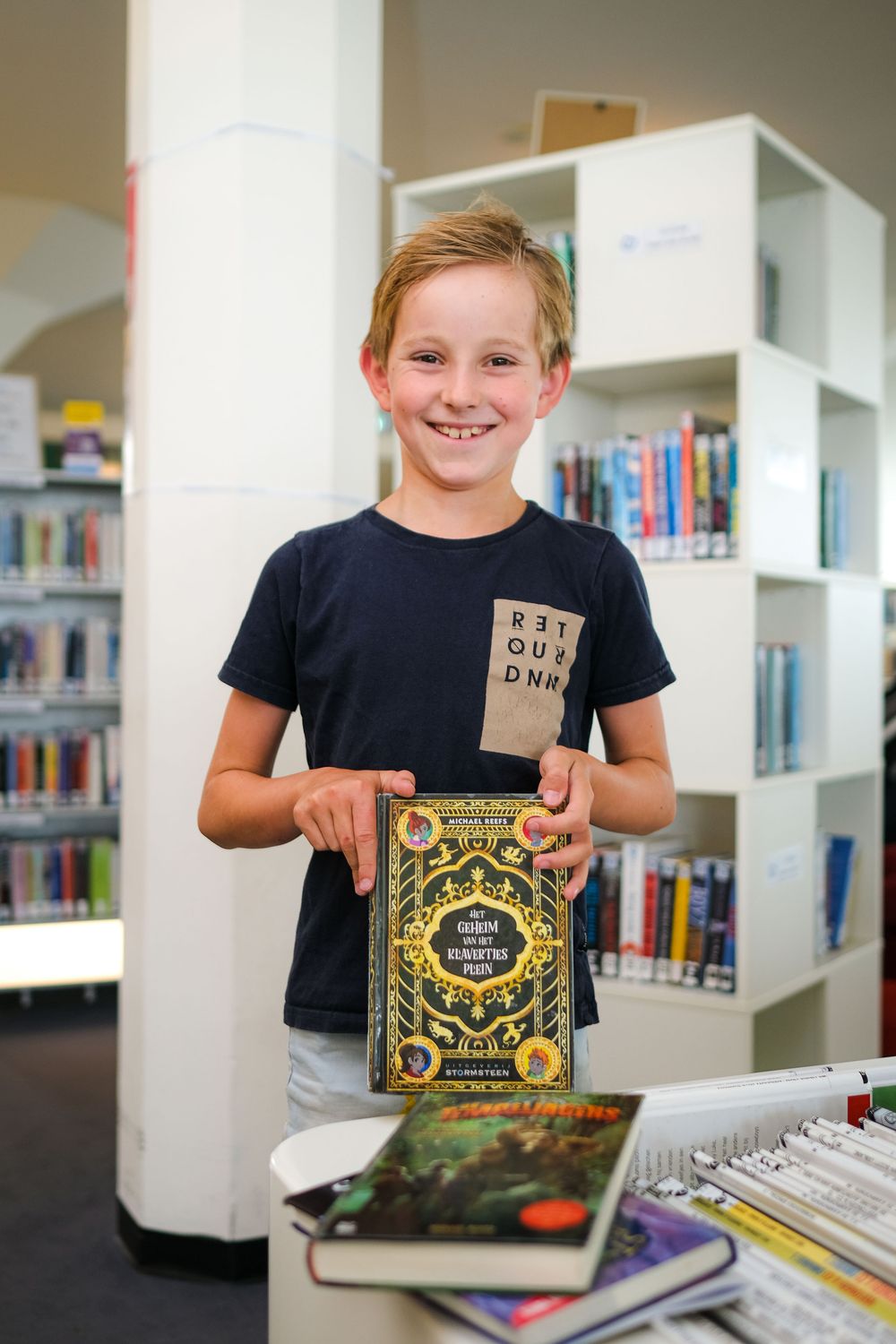 Coen met een van zijn favoriete boeken van Michael Reefs in SCHUNCK Bibliotheek