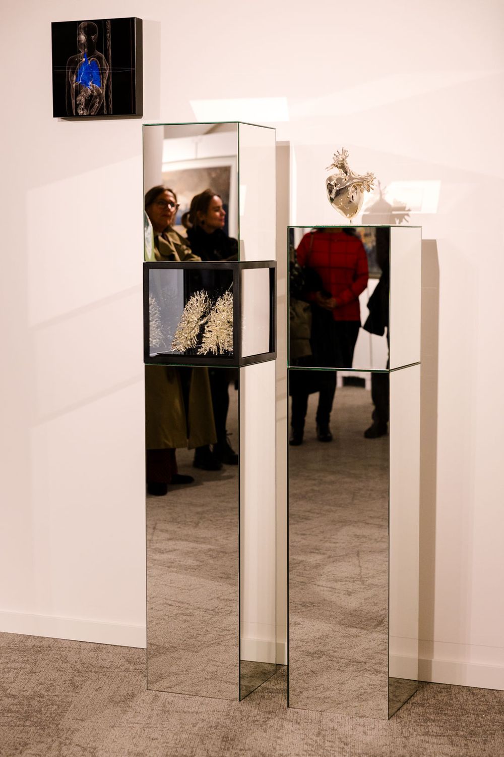 Bezoekers bekijken sculpturen en foto’s op de vernieuwde verdieping KLEUR van het Nederlands Mijnmuseum, onderdeel van de tentoonstelling Rooted in Change.