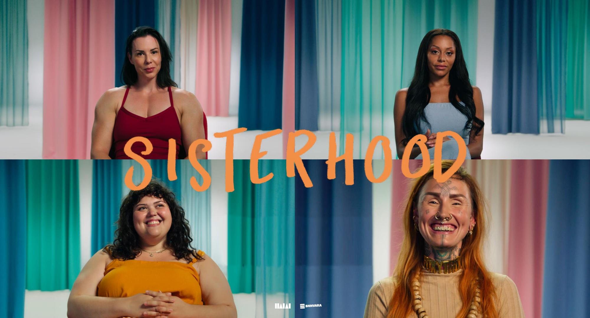 De letters 'Sisterhood' in oranje letters op een collage van portretafbeeldingen van vier dames 