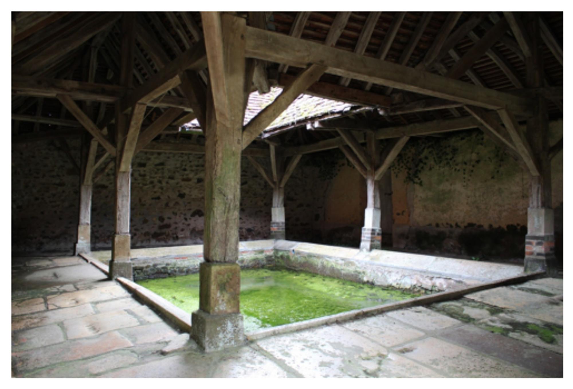 Historisch washuis met houten houtconstructie en waterbassin, locatie van het project van kunstenaar Charlotte Koenen.