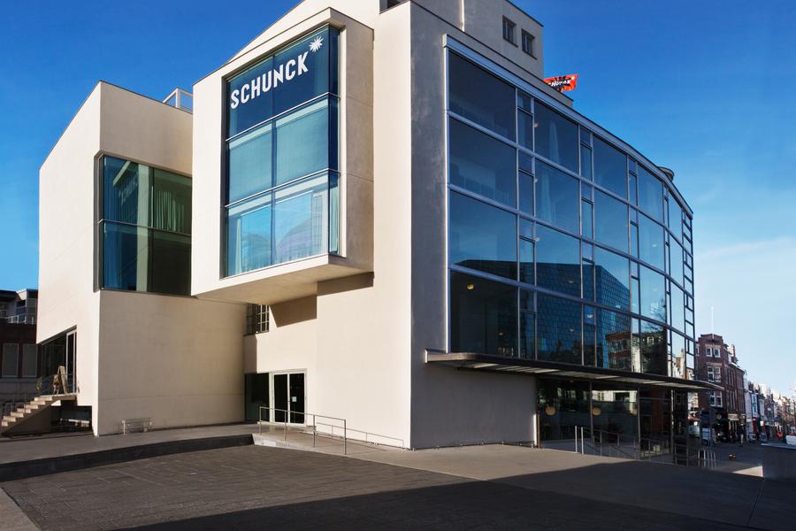 Buitenaanzicht SCHUNCK Glaspaleis vanaf het Pancratiusplein.