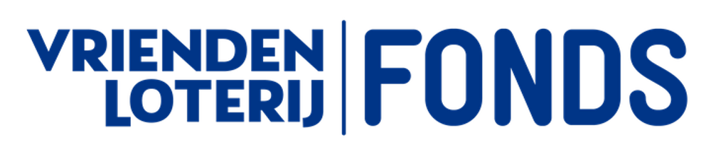 Logo met blauwe tekst: “VriendenLoterij”, gevolgd door een verticale streep en daarna het woord “Fonds”.