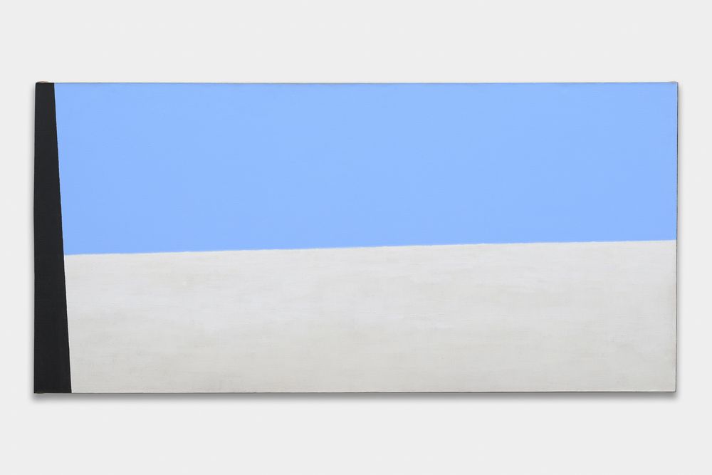 Abstract schilderij met een horizontale compositie: een groot lichtblauw vlak boven een zachtgrijs vlak, gescheiden door een subtiele, licht golvende lijn. Aan de linkerzijde loopt een smalle verticale zwarte strook langs de rand.