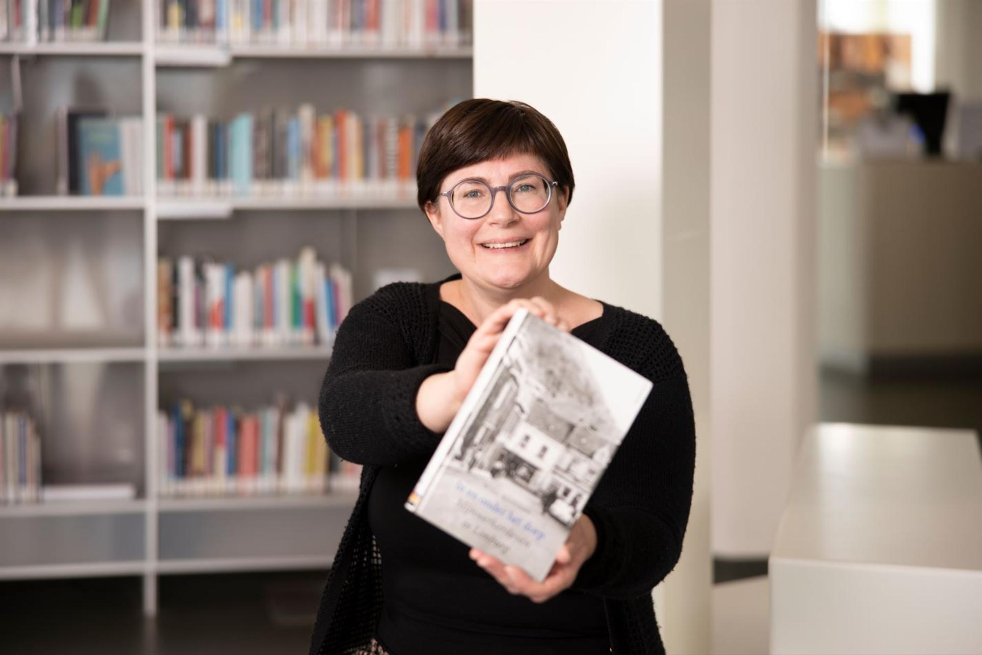Medewerker SCHUNCK Bibliotheek Glaspaleis Andrea Seelen.