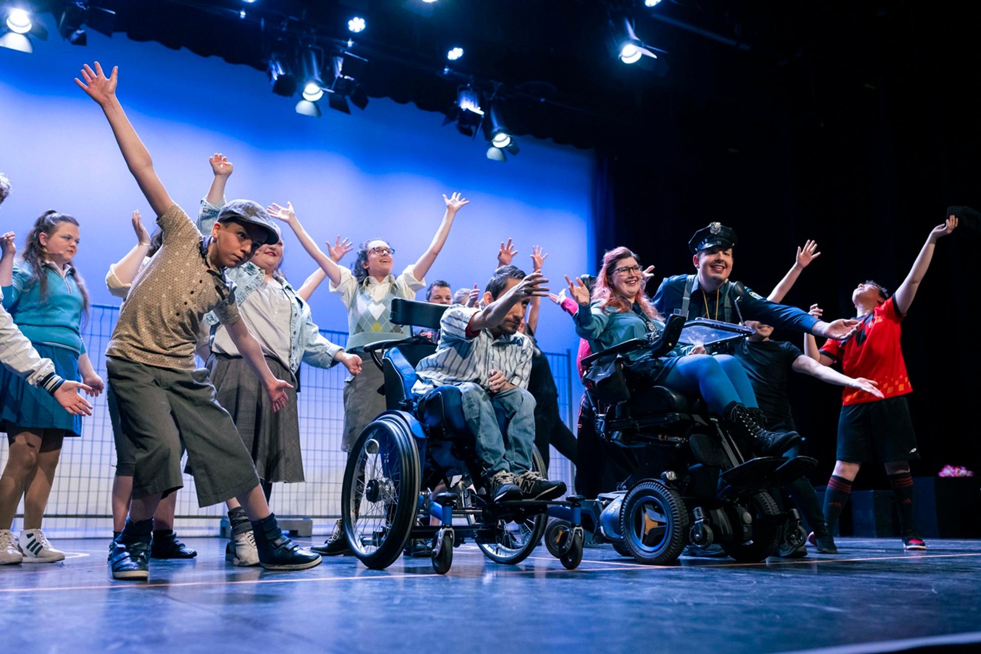 Deelnemers van de groep Musical Unlimited tijdens hun voorstelling 'Westside Story' in 2024 in het Cultuurhuis Heerlen.