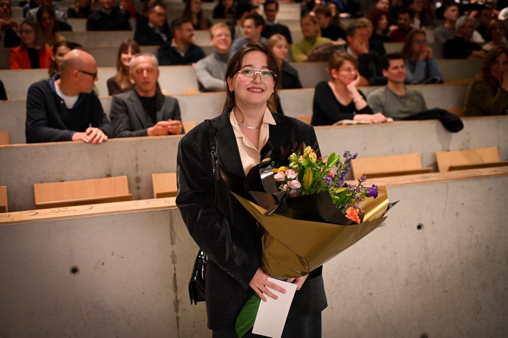 Dasha Murashkina (AAM) houdt een bos bloemen vast.