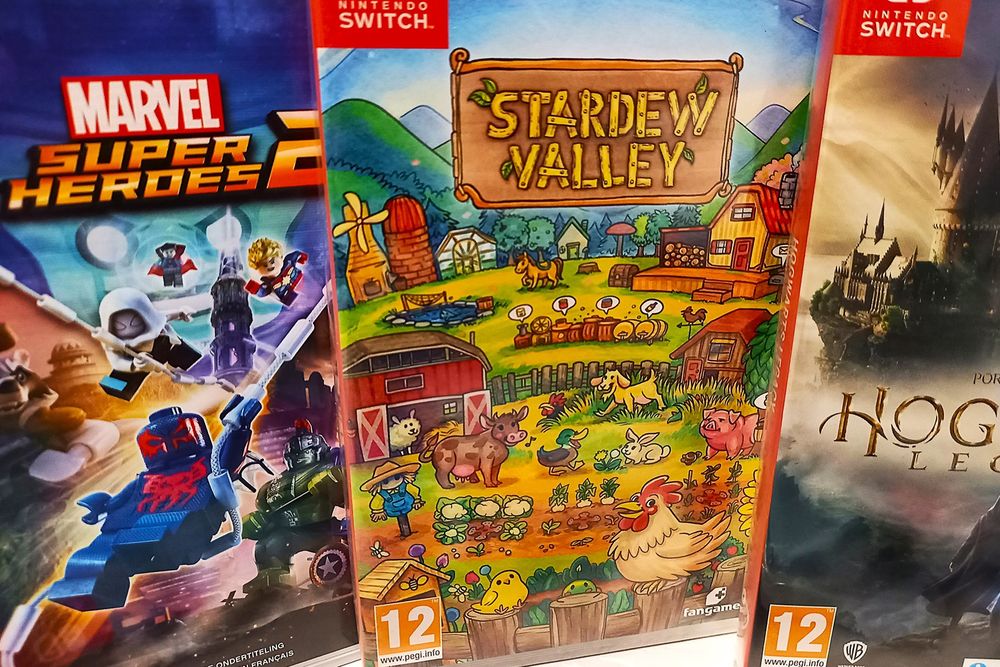 Drie Nintendo Switch-gamecovers naast elkaar: LEGO Marvel Super Heroes 2, Stardew Valley en Hogwarts Legacy.
