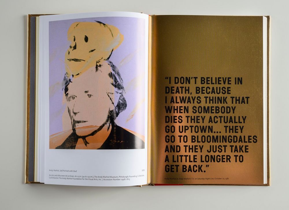 Boek opengeslagen met links een zelfportret van Andy Warhol met schedel en rechts op gouden papier een quote: "I don't think I believe in death, because I always think that when somebody dies they actually go uptown... they go to Bloomingdale's and they just take a little longer to get back."