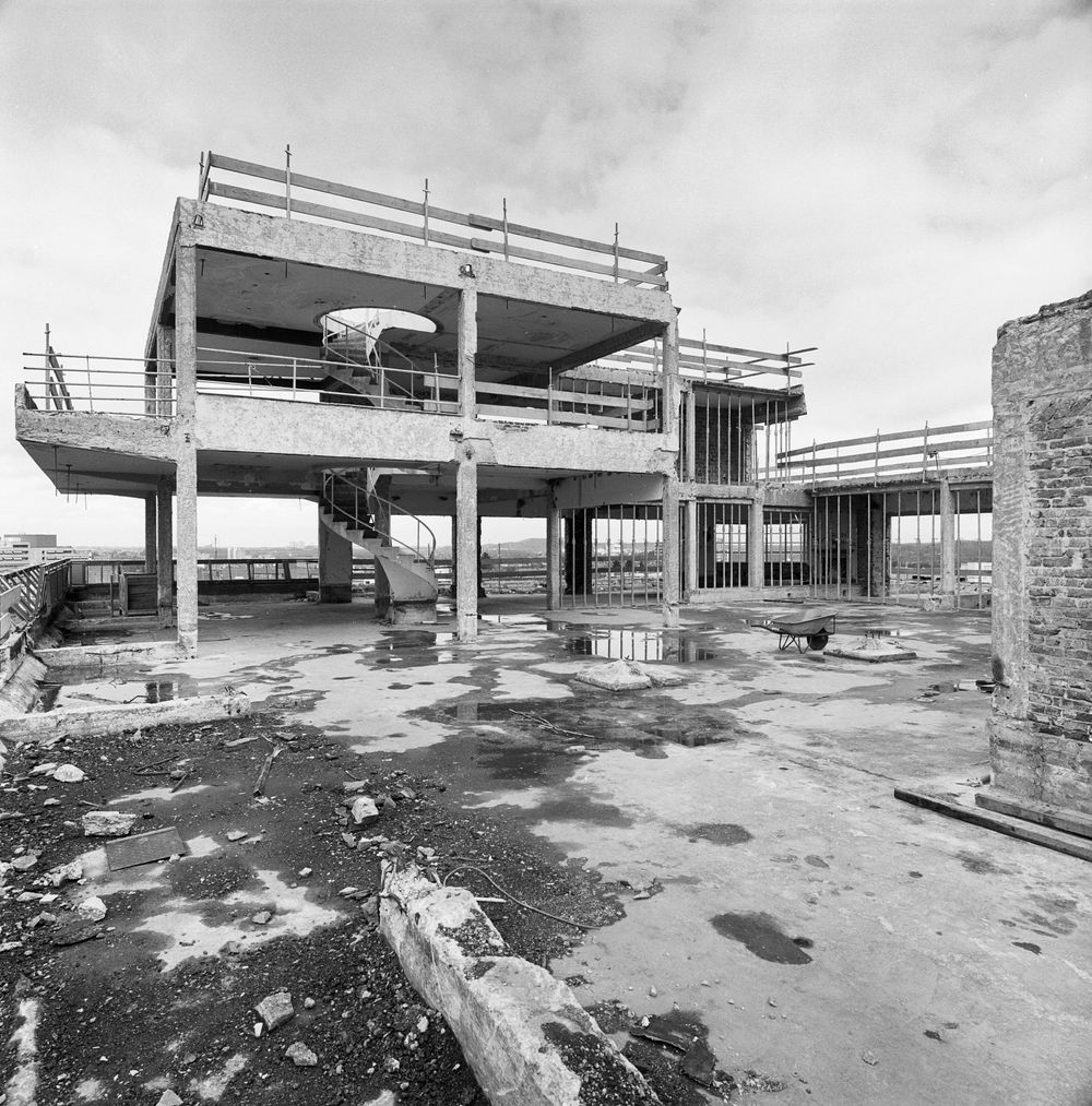 Zwart-witfoto van de vijfde verdieping van het SCHUNCK Glaspaleis tijdens de renovatie in 2001.