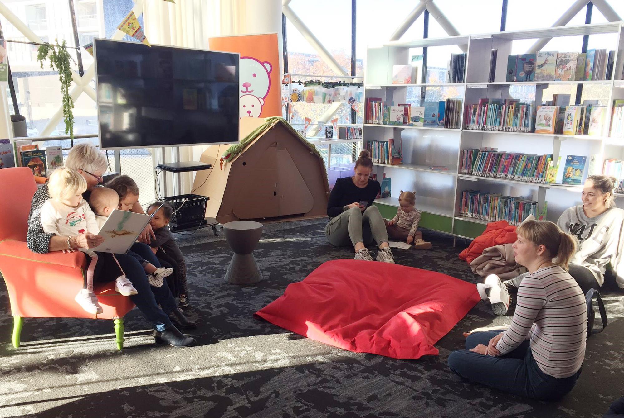 SCHUNCK Vrijwilliger Marianne Jagers  Bibliotheek Voorleeshalfuurtje