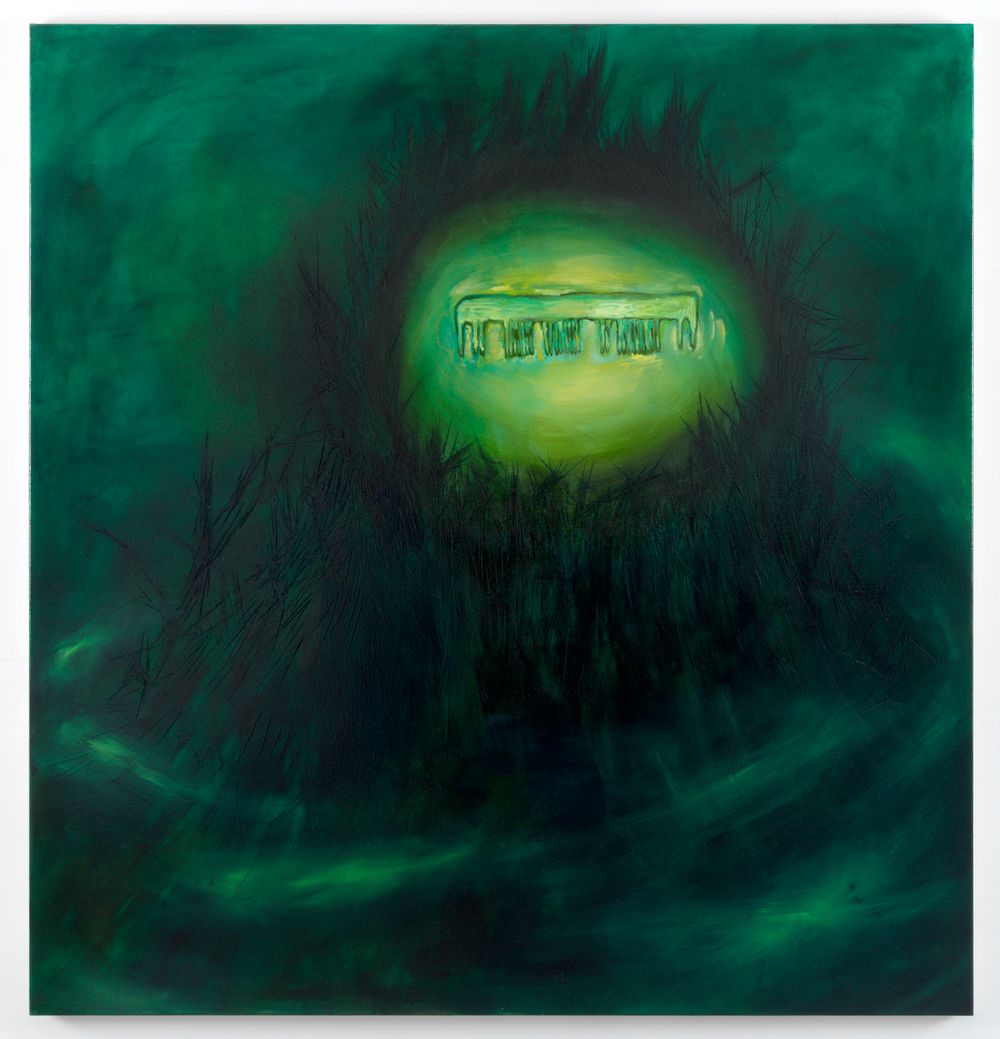 Schilderij Broken comb lays to rest (2024) van Rinella Alfonso. Een abstracte, dromerige voorstelling in diepe groentinten, met centraal een lichtgevende, geelgroene cirkel waarin een gebroken kam lijkt te zweven. De kam is omgeven door donkere, stekelige vormen die doen denken aan vegetatie of haar.