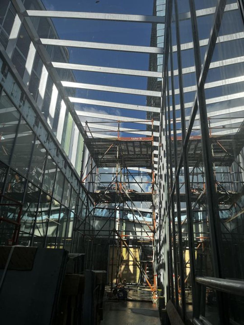 SCHUNCK Atrium Kijkdepot tijdens bouwfase, steigers in de patio. 