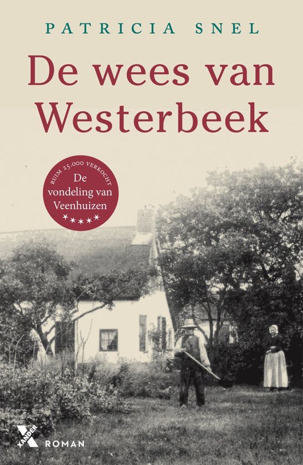 Boekomslag van 'De wees van Westerbeek' van Patricia Snel. Op de omslag staat een zwart-witfoto van een huis met tuin en twee personen op de voorgrond. Boven de afbeelding staan de titel en auteursnaam, met een rode cirkel waarin wordt verwezen naar De vondeling van Veenhuizen.