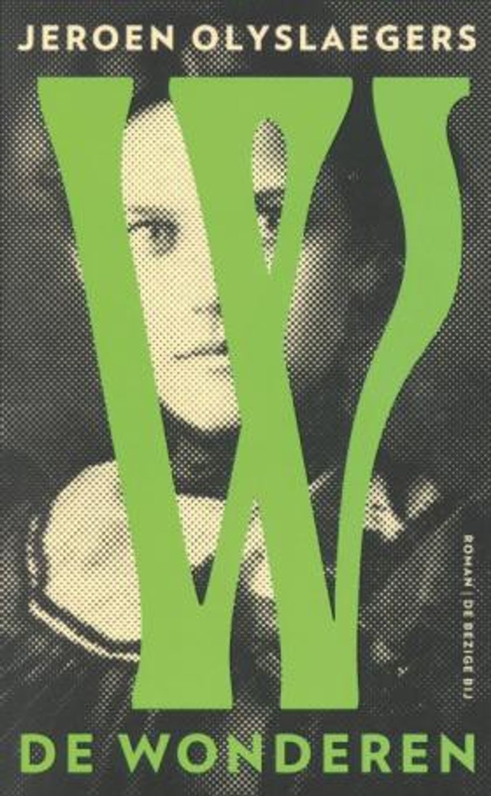 Boekcover met grote groene W en portret op achtergrond.
