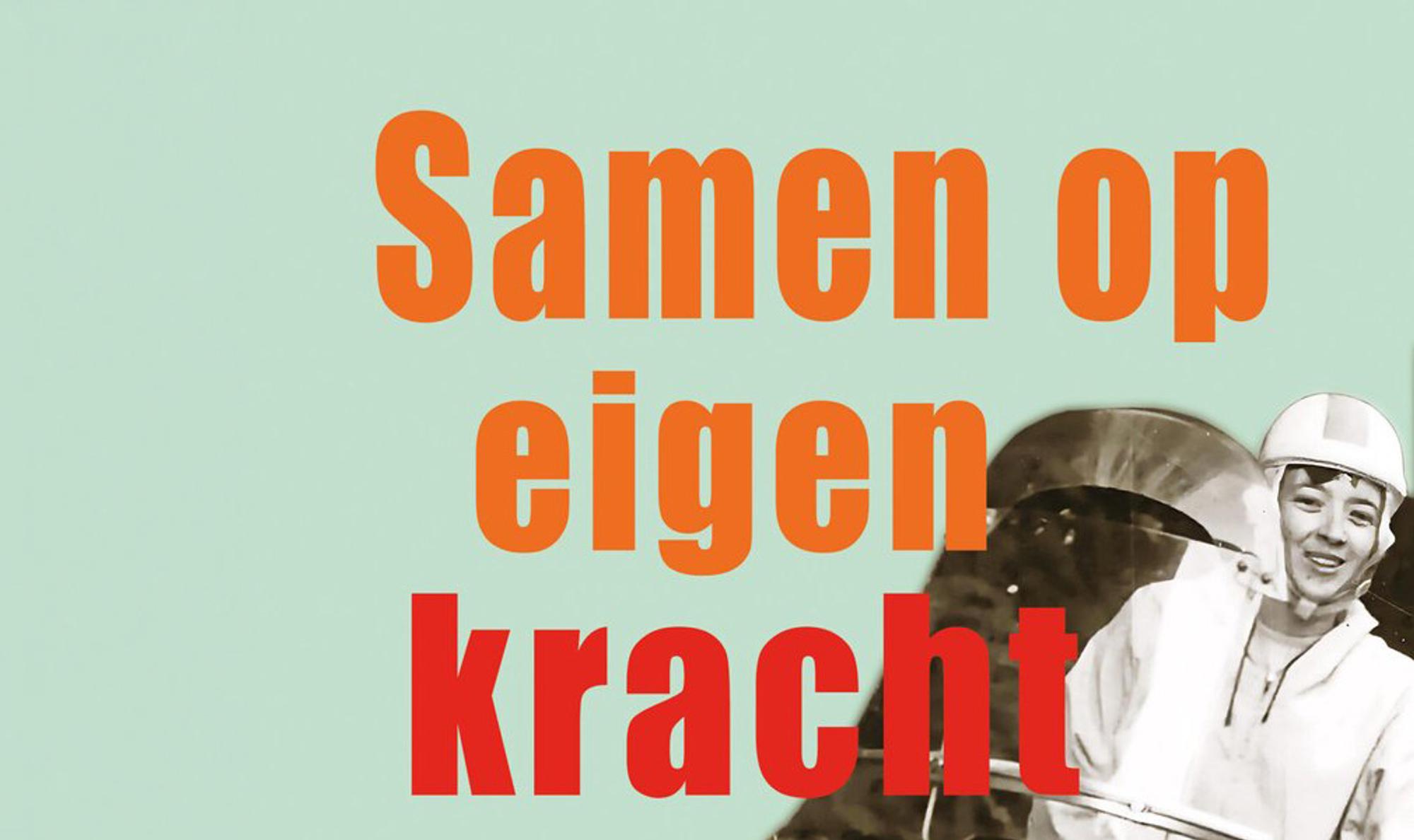 Poster met de tekst "Samen op eigen kracht" in grote oranje en rode letters op een lichtgroene achtergrond. Rechtsonder staat een zwart-witafbeelding van een persoon met een veiligheidshelm afgebeeld.