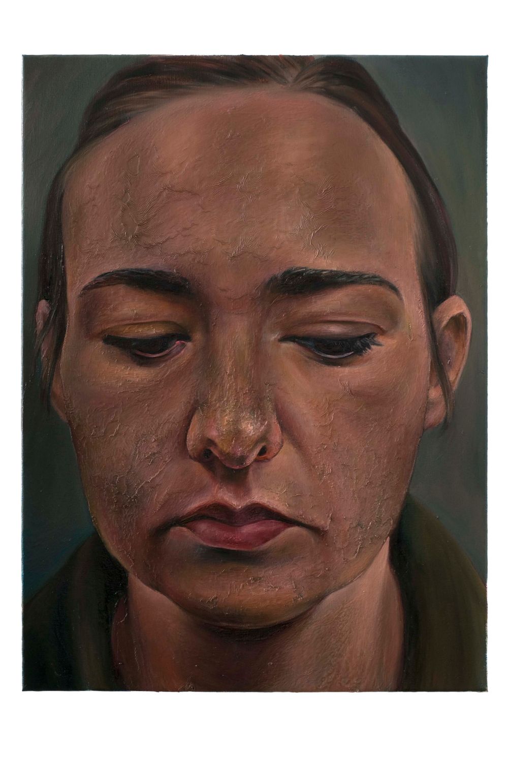 Realistisch geschilderd zelfportret van een vrouw met neergeslagen ogen en zichtbare huidstructuur