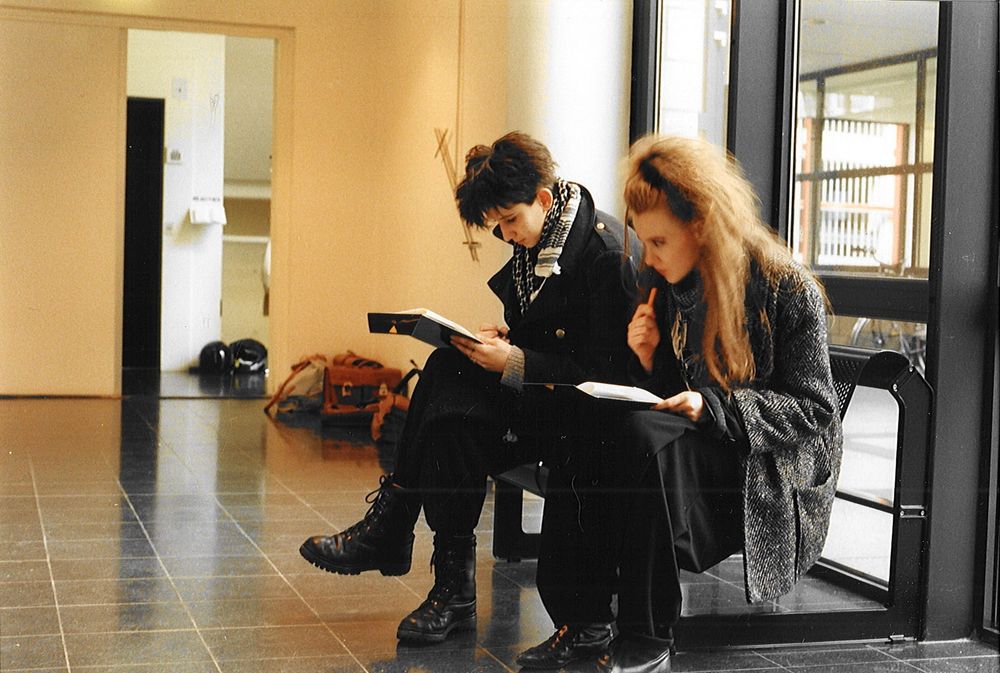 Educatieproject Geometrische Abstractie in 1989 bij de Stadsgalerij waarbij twee deelnemers zittend op een bankje werken aan abstracte composities geïnspireerd op geometrische vormen.