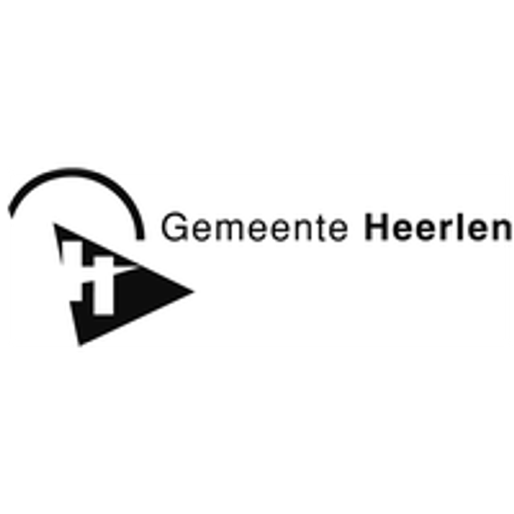 Logo met zwarte tekst: “Gemeente Heerlen”, met links van de tekst een driehoek waarin de letter “H” staat en een boogje erboven.