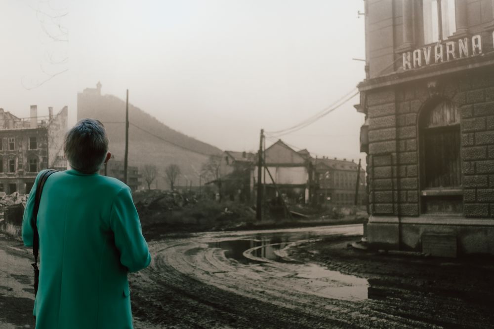 Bezoeker staat voor groot werk Bertien van Manen.