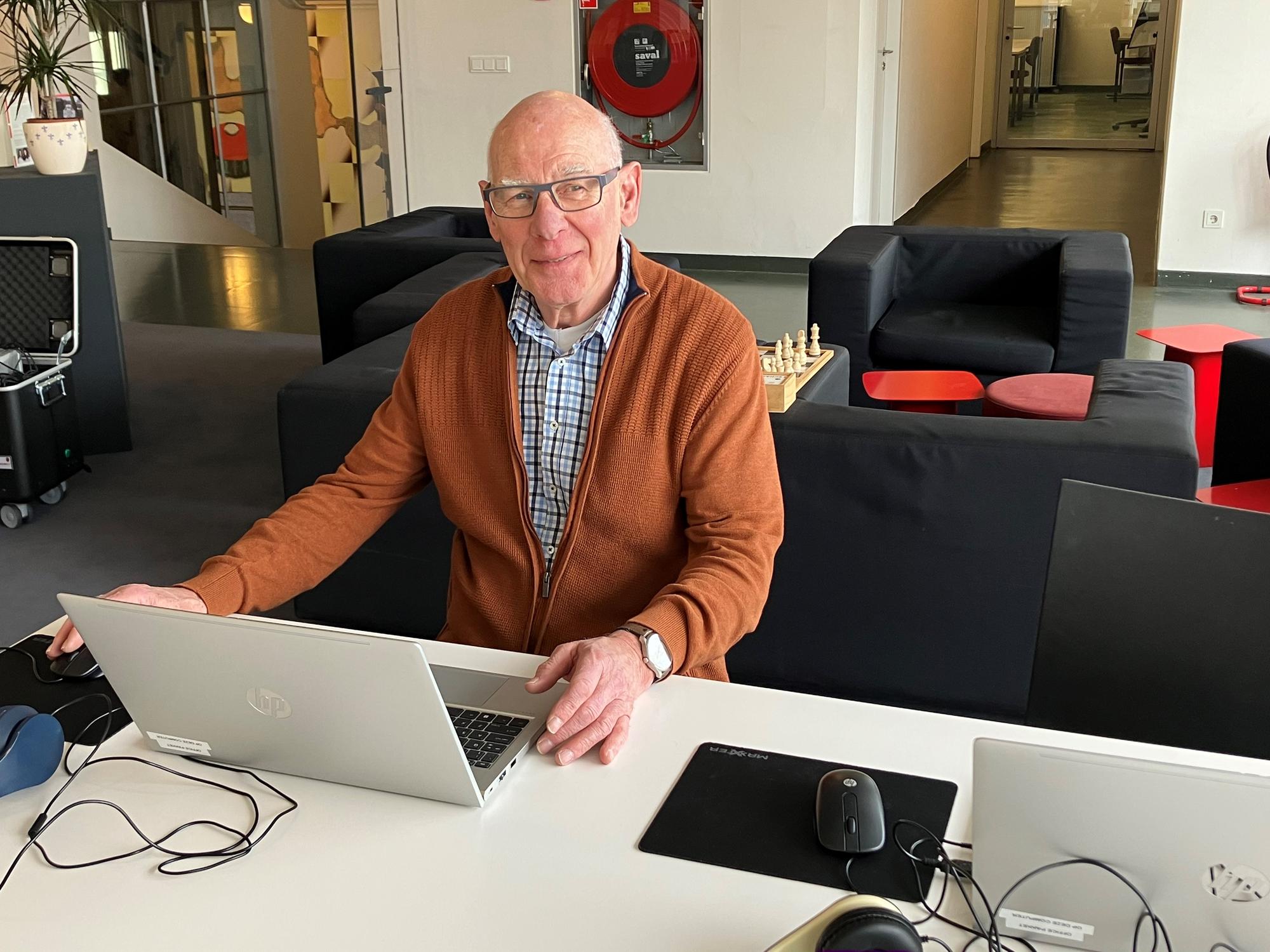 Vrijwilliger Chir Bours Bibliotheek Taalhuis achter de laptop in de bibliotheek. 