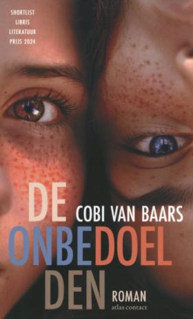 Boekcover van ‘De Onbedoelden’ van Cobi van Baars, met close-up van twee gezichten en kleurrijke titeltekst.