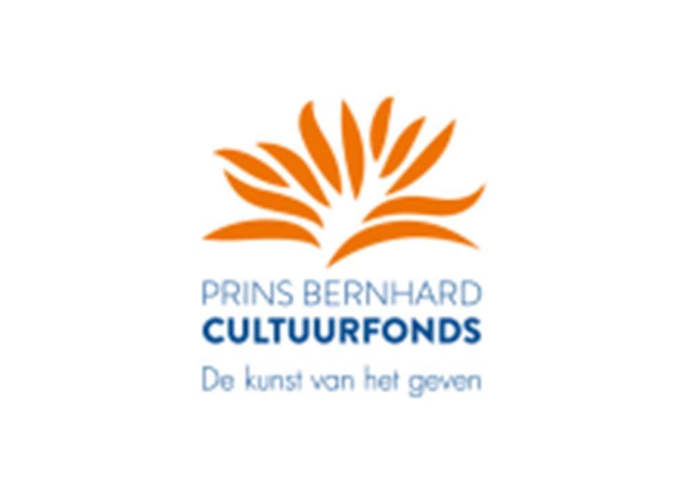 Logo van Prins Bernhard Cultuurfonds met een gestileerde oranje vorm boven de naam in blauwe letters en de slogan “De kunst van het geven” in lichtblauw eronder.
