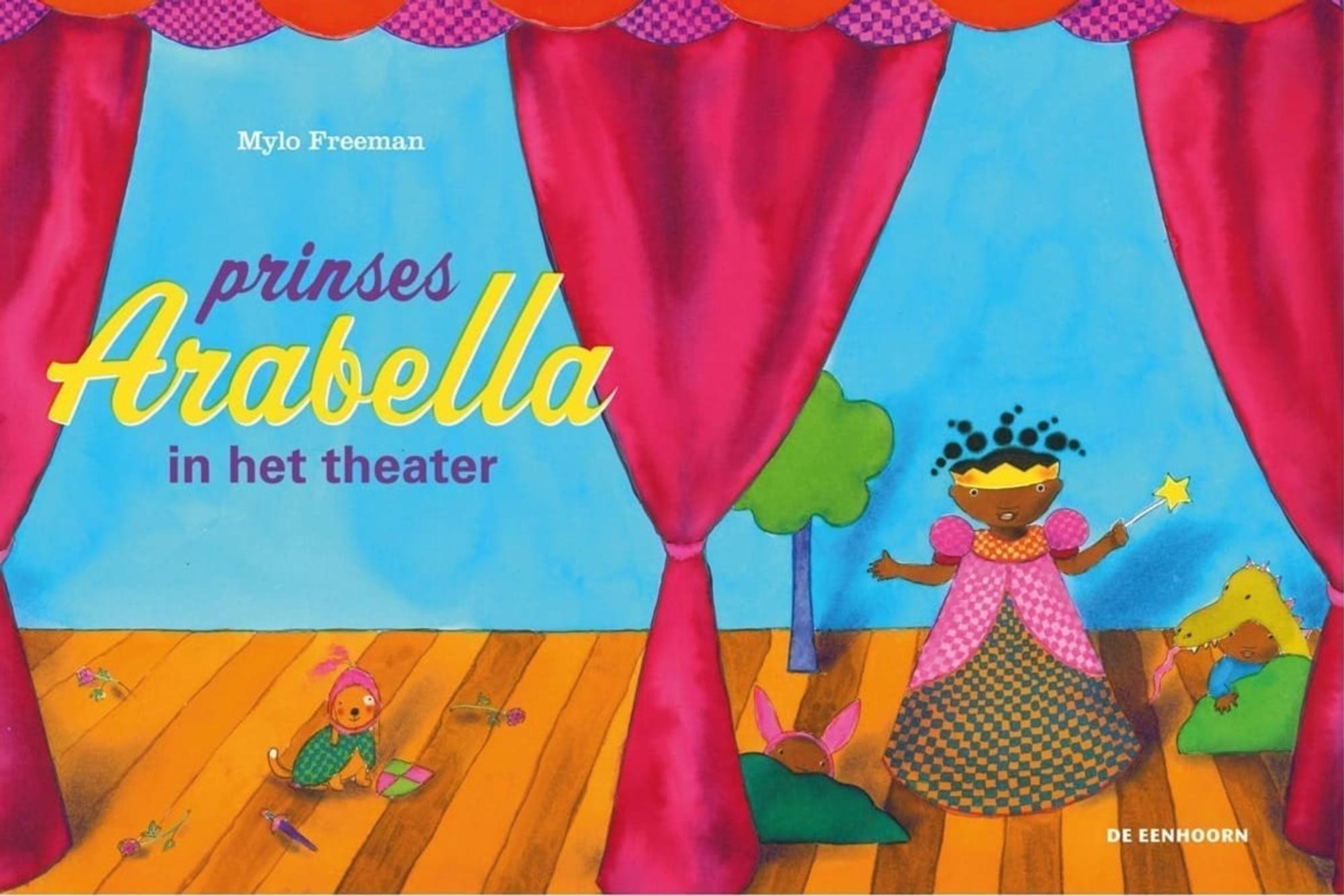 Omslag van het kinderboek Prinses Arabella in het theater van Mylo Freeman. Op de illustratie staat prinses Arabella in een roze jurk en kroon op een toneel, met rode gordijnen en enkele dierenfiguren om haar heen.