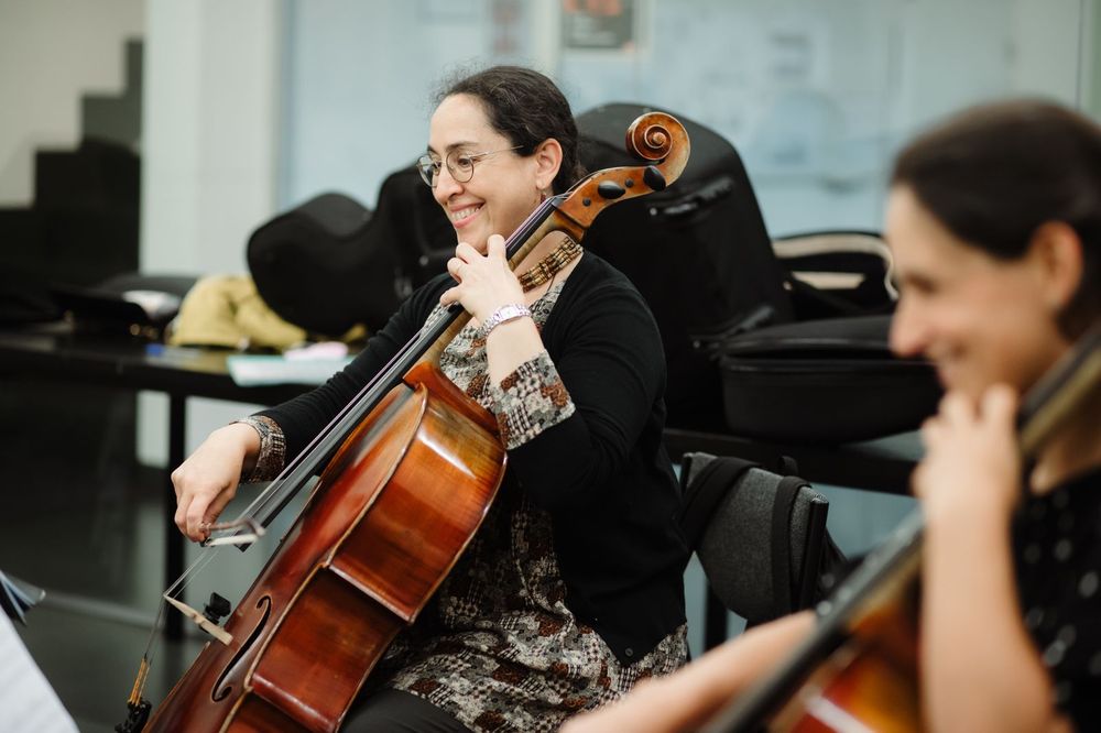 Twee vrouwen spelen cello.