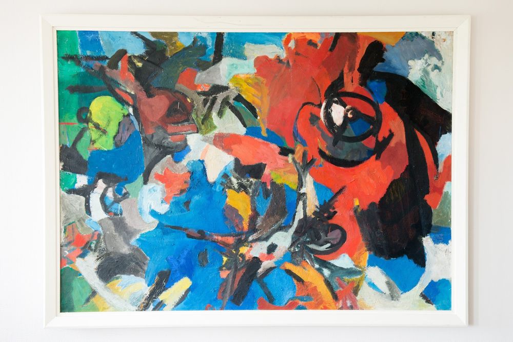 Abstract schilderij van Ger Lataster met krachtige verfstreken en contrasterende kleuren zoals blauw, rood, zwart en geel.