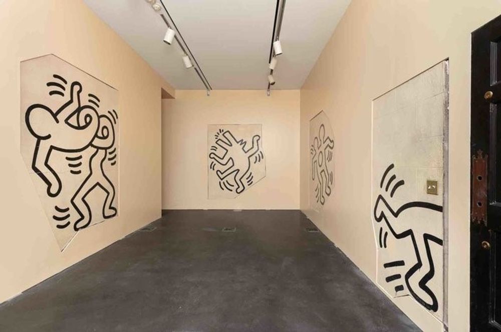 Grace House Mural van Keith Haring, met zwarte figuren op de muren.