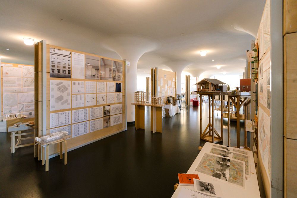 Overzicht van de tentoonstelling van de Euregional Architecture Prize in SCHUNCK, met presentatiewanden, maquettes en afstudeerprojecten van genomineerde architecten.